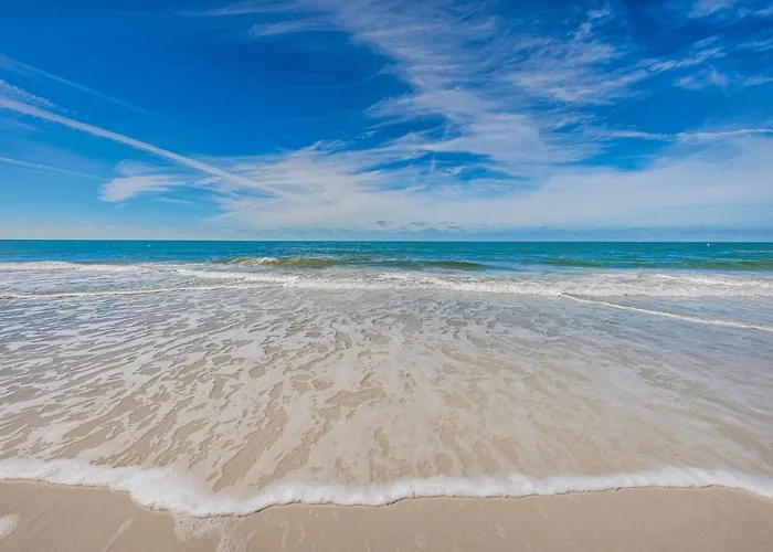 Сasa de vacaciones New Listing Coastal Waters Retreat